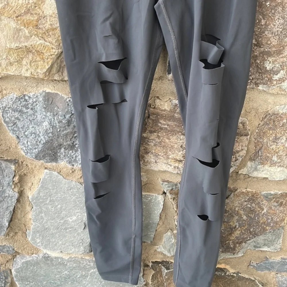 Alo Yoga High-Waist Ripped Warrior Legging in ‘Anthracite’ Gray Size Small